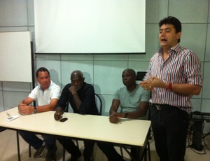Cláudio Adão treinador do Mixto - apresentação (Foto: Globoesporte.com)