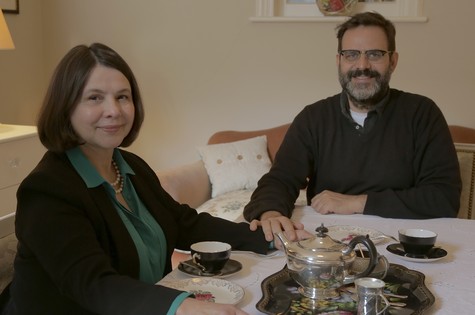 Alberto Renault visita a casa da jornalista Beth Lima, em Londres (Foto: Josicarlos Santana/Nove Filmes)