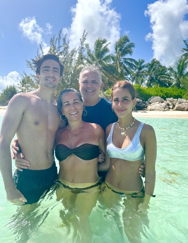 Gloria Pires curte dia em família na praia (Foto: Instagram/Reprodução)