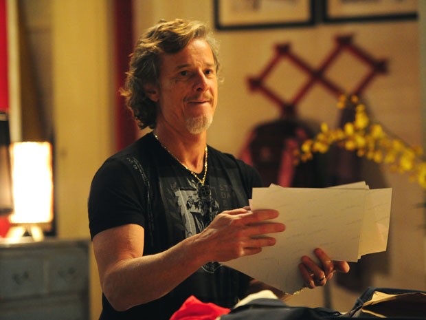 Marcelo Novaes como Max, em 'Avenida Brasil' (Foto: Alex Carvalho/CGCOM/Rede Globo)