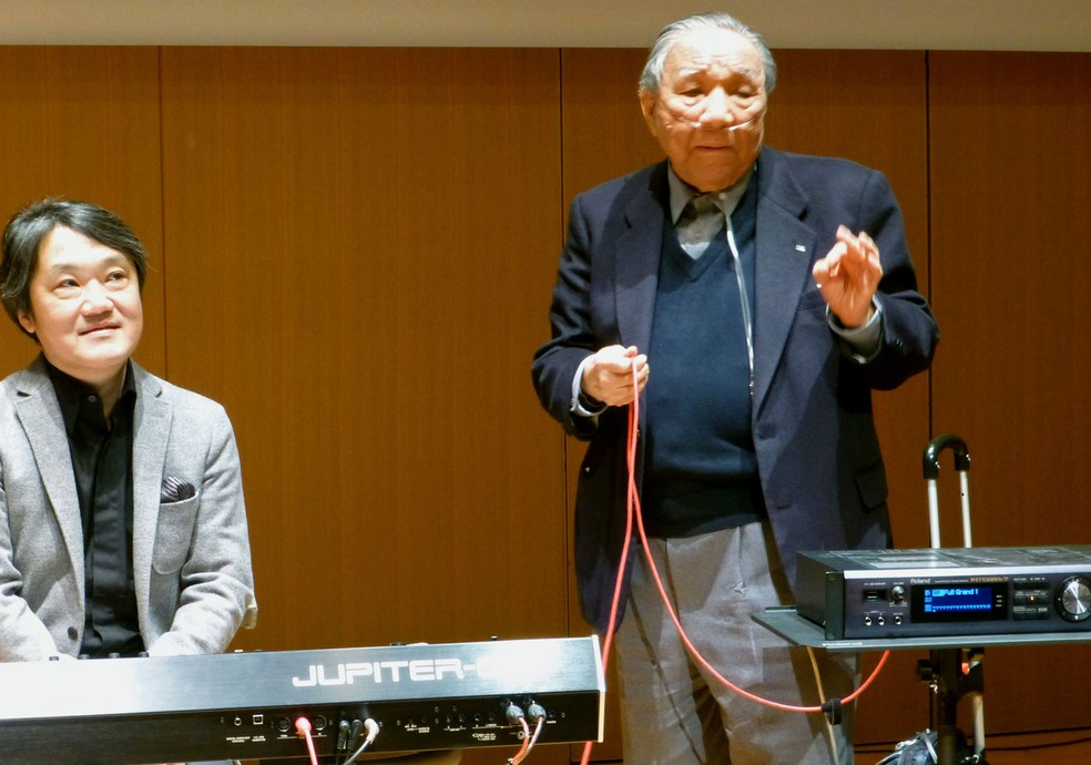 Em foto de 11 de janeiro de 2013, o engenheiro japonês Ikutaro Kakehashi (à direita) participa de entrevista coletiva ao lado do compositor Akira Senju; Kakehashi, um pioneiro da música digital e fundador da Roland, morreu neste domingo (2) (Foto: Kyodo News/AP)
