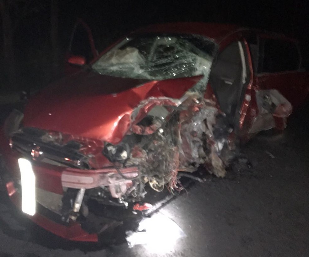 Carro ficou completamente destruído (Foto: Corpo de Bombeiros/Divulgação)