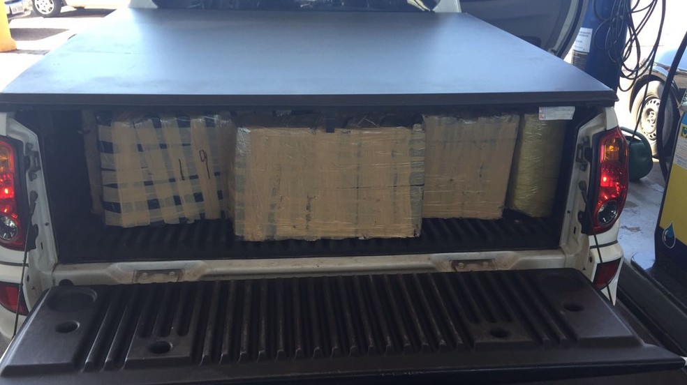 Pol&iacute;cia recebeu uma den&uacute;ncia de que uma caminhonete carregada com maconha sairia de Mundo Novo (MS) e passaria pela regi&atilde;o noroeste do Paran&aacute; (Foto: Denarc/Divulga&ccedil;&atilde;o)