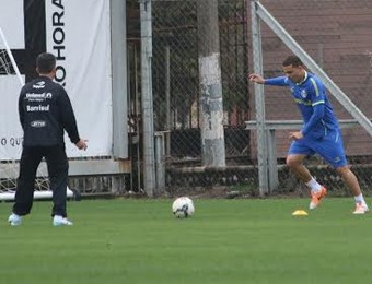 Edinho volta a trabalhar com bola (Foto: Eduardo Deconto/GloboEsporte.com)