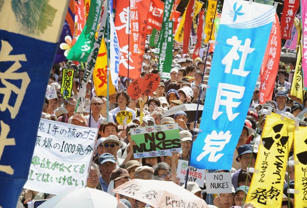 Japoneses fazem manifestação contra energia nuclear neste domingo (2) (Foto: Rie Ishii/AFP)