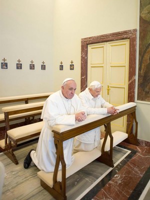 Papa Francisco e Papa emérito Bento XVI se encontram (Foto: EFE)