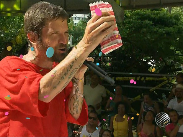 Saulo compra pipoca em pleno desfile no Campo Grande (Foto: Reprodução TV Bahia)