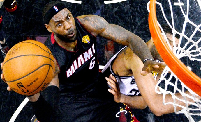 LeBron James final NBA Miami x San Antonio jogo 2 (Foto: AP)