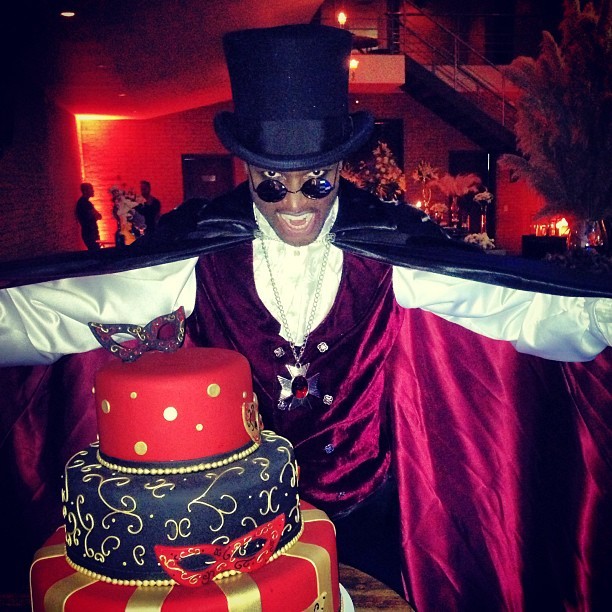 Thiaguinho mostra bolo de aniversário (Foto: reprodução/Instagram)