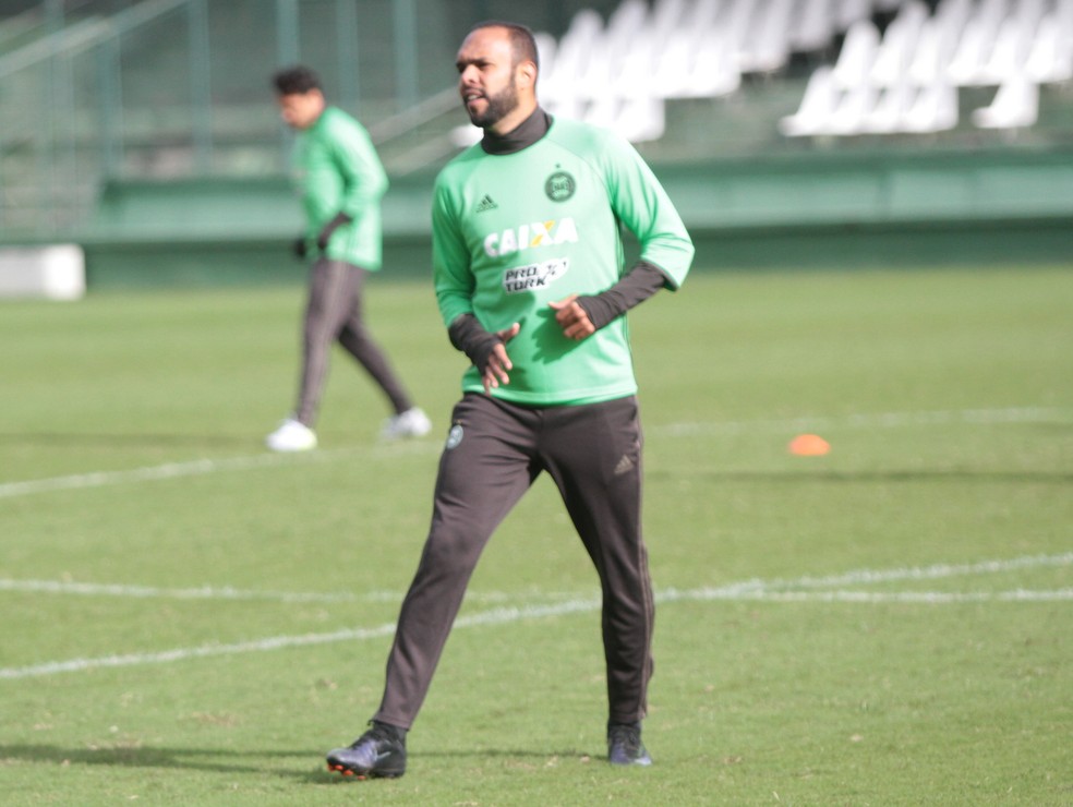 Impedido de atuar contra o Palmeiras, Alecsandro fica como opção no banco do Coritiba (Foto: Divulgação/Coritiba)