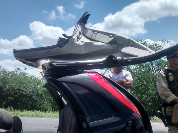 Carro perdeu o teto, por conta da batida. (Foto: Priscila Guedes/ TV Norte)