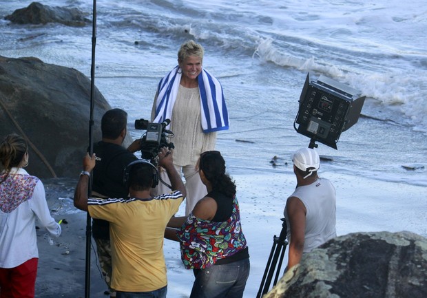 Xuxa em gravação na praia da Barra da Tijuca, RJ (Foto: Dilson Silva  / Agnews)