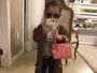 Filha de 2 anos de Wesley Safadão usa bolsa de R$ 8 mil em 'look do dia'