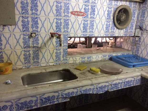 Cozinha do hotel invadido por grupo há sete dias (Foto: Lívia Torres / G1) Cozinha do hotel invadido por grupo há sete dias (Foto: Lívia Torres / G1)