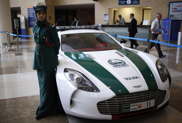 Polícia de Dubai Patrulha com Ferraris, Mercedes, entre outros... Ok, quero ser Polícia LoL Carroesdubai2