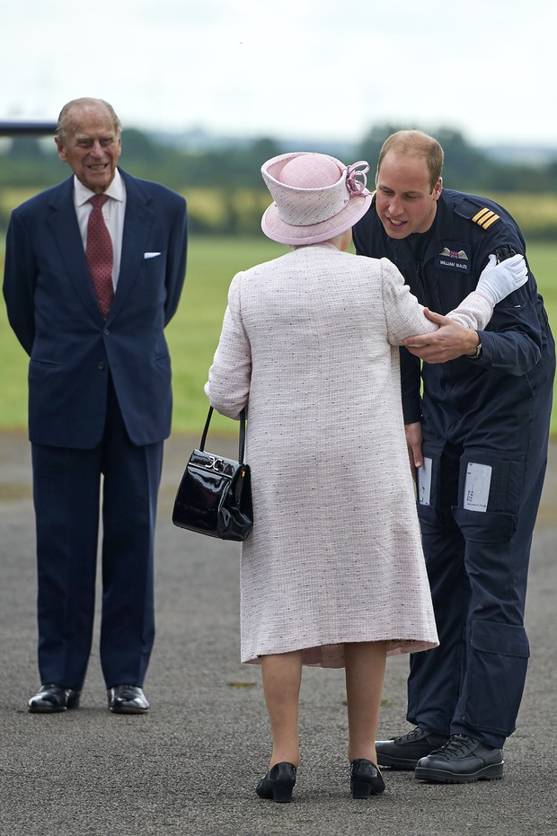 Rainha Elizabeth e Prícipe William (Foto: NIKLAS HALLE&#39;N / POOL / AFP)