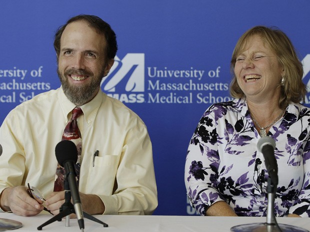  Médico americano Rick Sacara, que contraiu ebola na Libéria, e sua mulher, Debbie, em coletiva de imprensa nesta sexta-feira (26) (Foto: AP Photo/Stephan Savoia)