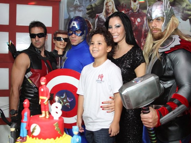 Alex, filho de Ronaldo Fenômeno, com a mãe, Michele Umezu, em casa de festas no Rio (Foto: Anderson Borde/ Ag. News)