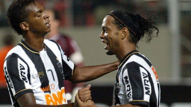 Jô e Ronaldinho Gaúcho gol Atlético-MG (Foto: EFE)