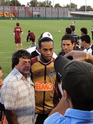 Ronaldinho cercado no treino do Atlético-MG na Argentina (Foto: Fernando Martins)
