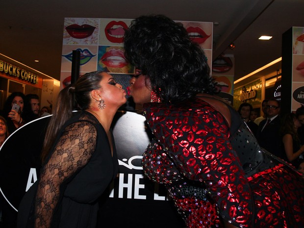 Preta Gil dá selinho em drag queen em evento em São Paulo (Foto: Manuela Scarpa/ Foto Rio News)