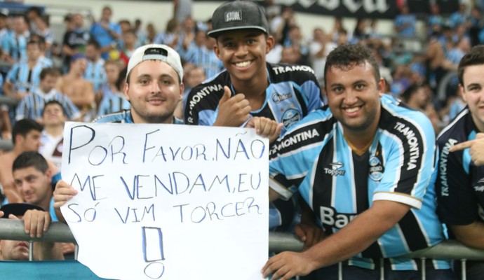 Torcedores do Grêmio ironizam venda de jogadores (Foto: Diego Guichard)