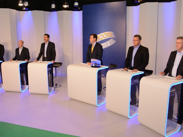 Candidatos ao governo do DF posicionados para debate da TV Globo nesta terça-feira (30) (Foto: Gabriel Souto/TV Globo)