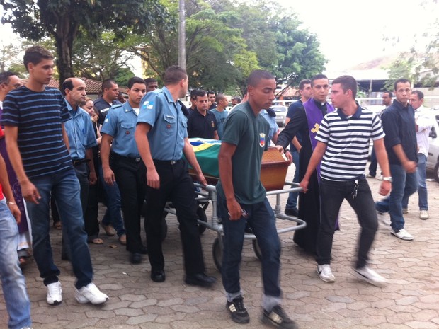 Cerca de 200 pessoas acompanharam o enterro do soldado Diego Barbosa Henriques (Foto: Marcelo Elizardo/G1)