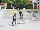 Murilo Benício anda de skate com o filho Pietro