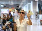Giovanna Ewbank não gosta de assédio de paparazzo em aeroporto