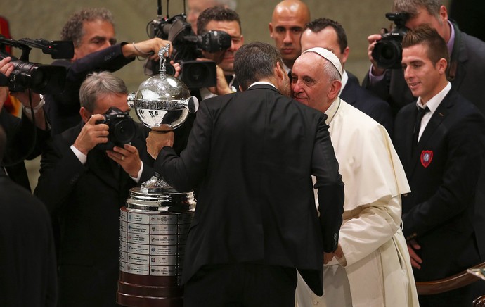 papa francisco recebe o presidente Matias Lammens do San Lorenzo taça libertadores (Foto: Agência Reuters)