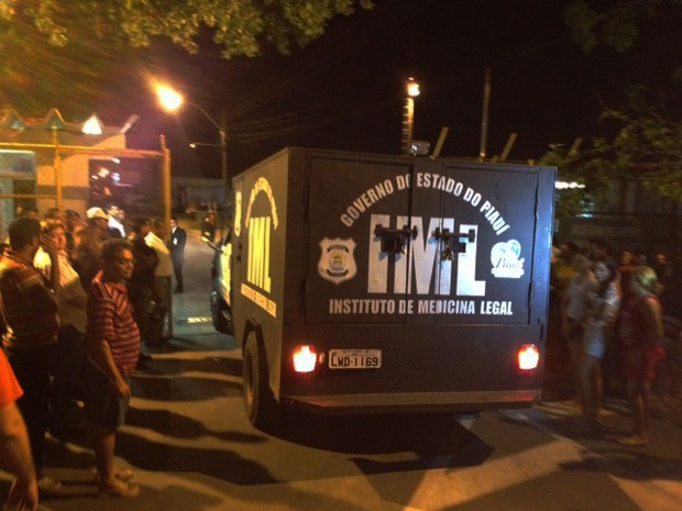 Instituto Médico Legal fez a remoção dos corpos e trabalho foi acompanhado por familiares (Foto: Gil Oliveira/G1)