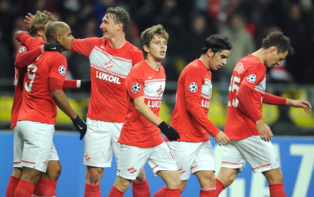 Ari comemora gol do Spartak contra o Benfica (Foto: AFP)