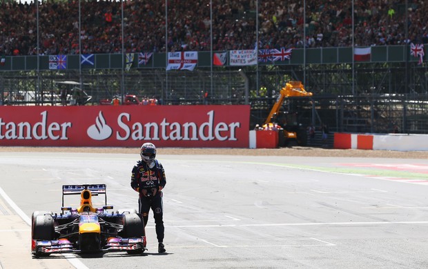 Sebastian Vettel abandonou GP da Inglaterra devido a problemas de câmbio em sua RBR (Foto: Getty Images)