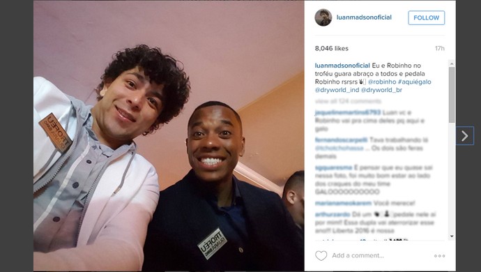 Luan tira selfie com Robinho em evento nesta segunda-feira (Foto: Reprodução / Instagram)