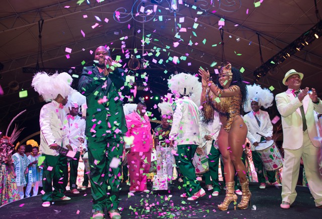 Evelyn Bastos celebra o prêmio de Melhor Escola para a Mangueira (Foto: Selmy Yassuda)