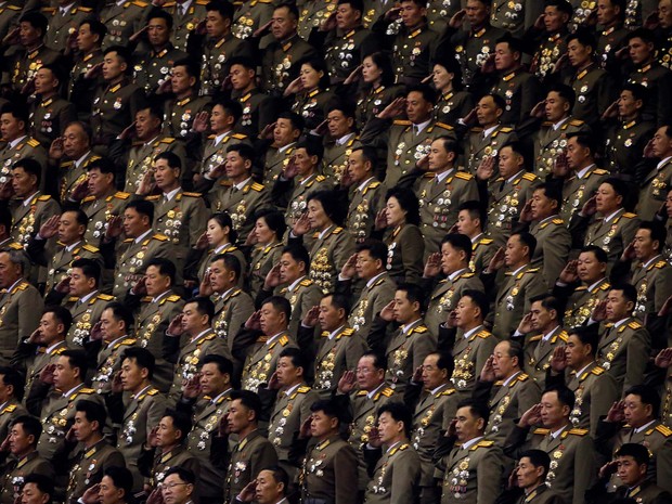 Militares da Coreia do Norte participam de show de homenagem ao Partido Único da Coreia do Norte (Foto: REUTERS/Damir Sagolj)