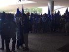 Índios protestam em frente ao Planalto contra PEC do teto de gastos