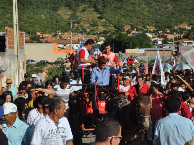 Carroçada desfilou pela cidade de Porteirinha na posse do novo prefeito (Foto: Glayson Nobre Gregorio)