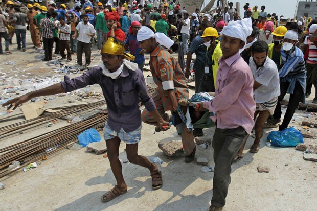 Bombeiros e voluntários trabalham no resgate (Foto: A.M.Ahad/AP) Bombeiros e voluntários trabalham no resgate (Foto: A.M.Ahad/AP)