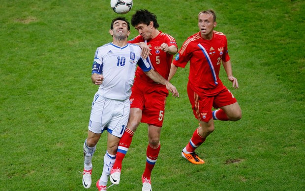 Karagounis grécia e Zhirkov rússia eurocopa 2012 (Foto: Agência Reuters)