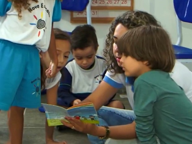 Professora lê o livro para os coleguinhas de Artur (Foto: Reprodução/TV Sudoeste) Professora lê o livro para os coleguinhas de Artur (Foto: Reprodução/TV Sudoeste)