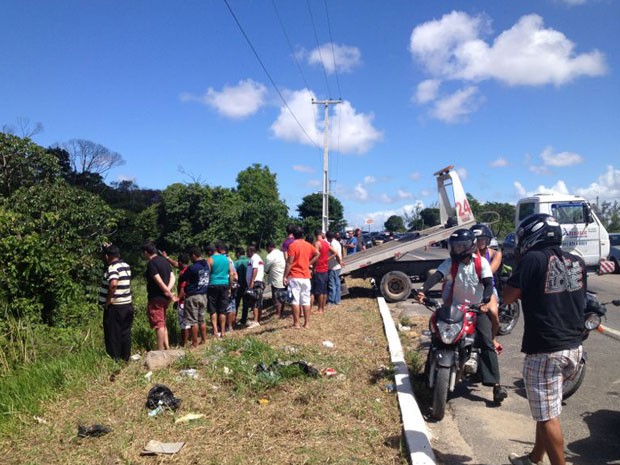 Operação atrai atenção de curiosos, que se aglomeram às margens da rodovia. (Foto: Wanessa Andrade / TV Globo)