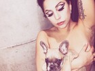Lady Gaga faz topless e usa cachorro para não mostrar demais