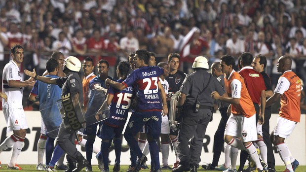 Confusão no jogo, são Paulo e Tigres (Foto: Agência Reuters)