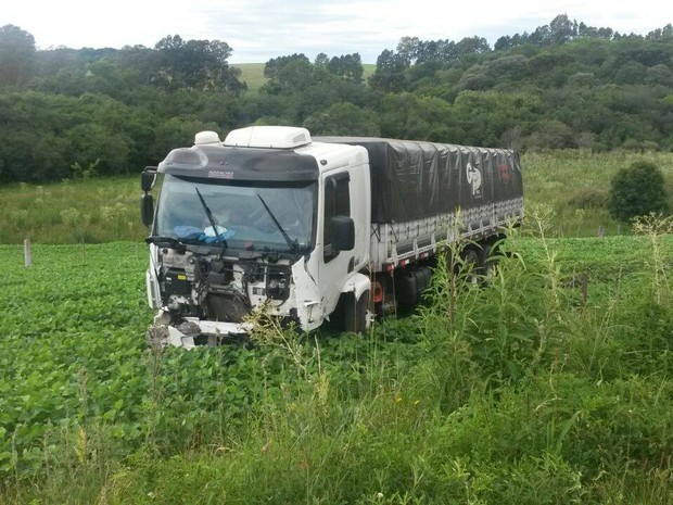 PRF atende a acidente com quatro mortes na BR-386 em Santo Antônio do Planalto, RS (Foto: Dulci Sachetti/RBS TV) PRF atende a acidente com quatro mortes na BR-386 em Santo Antônio do Planalto, RS (Foto: Dulci Sachetti/RBS TV)
