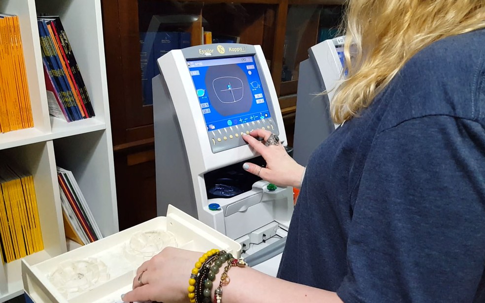 Equipamento usado para fazer óculos no projeto de parceria entre o Instituto Penido Burnier, em Campinas, e uma ONG italiana (Foto: Felipe Boldrini / EPTV)