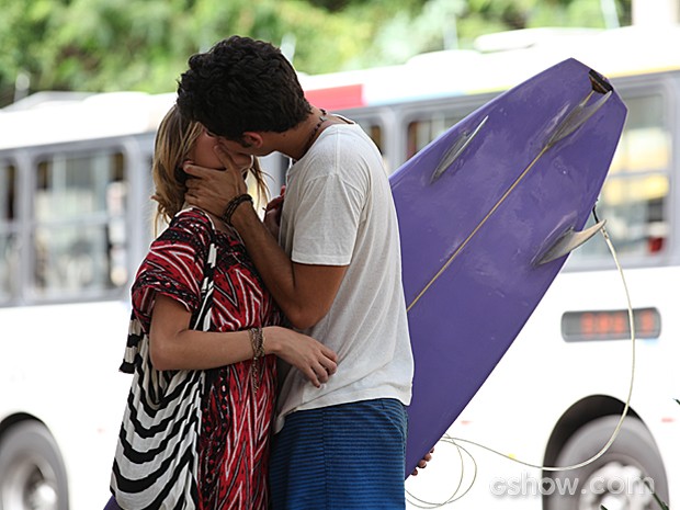 Depois da praia e do perrengue no ônibus, Ben beija Sofia (Foto: Carol Caminha / TV Globo)