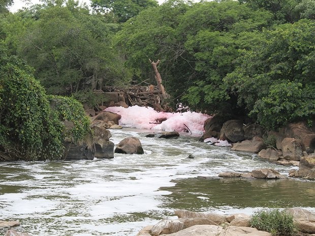 Rio Jundiaí apresenta coloração rosa (Foto: Divulgação/ Jornal Estância)