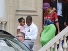 Beyoncé usa visual colorido em passeio com a família na França